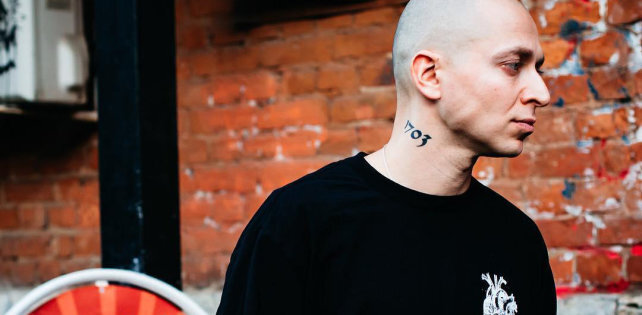 Сегодня в сети появился новый выпуск шоу вДудь. На этот раз гостем Юрия Дудя стал Михаил Идов, «американский журналист, сценарист, режиссер». Помимо прочего, речь шла об Оксимироне — Михаил довольно давно дружит с Мироном, он же являлся сценаристом сериала «Лондонград», снятого якобы по приключениям Окси в Англии. 
