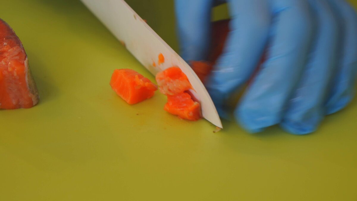 Нарезаем рыбу небольшими кусочками.