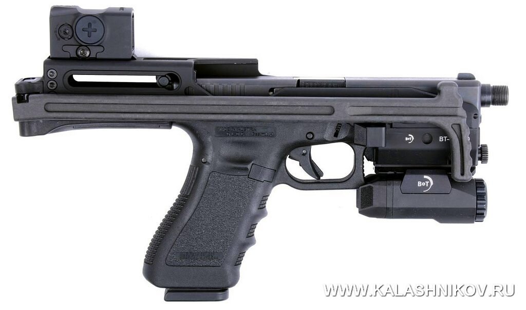 Пистолет Glock с присоединённым конвертером USW-G. Приклад сложен