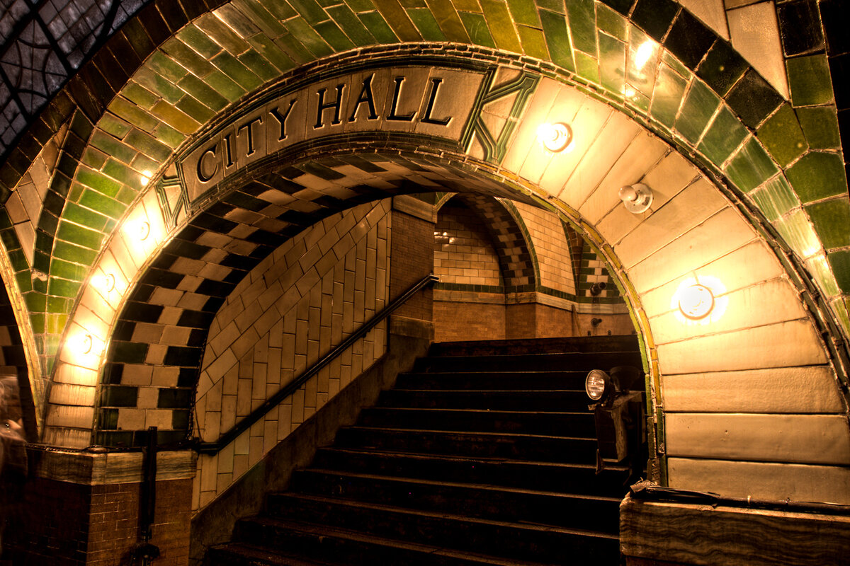 Станция сити холл. Станция Сити-Холл Нью-Йорк. Сити Холл метро Нью-Йорка. Станция метро City Hall в Нью-Йорке. Заброшенная станция метро City Hall Нью Йорк.