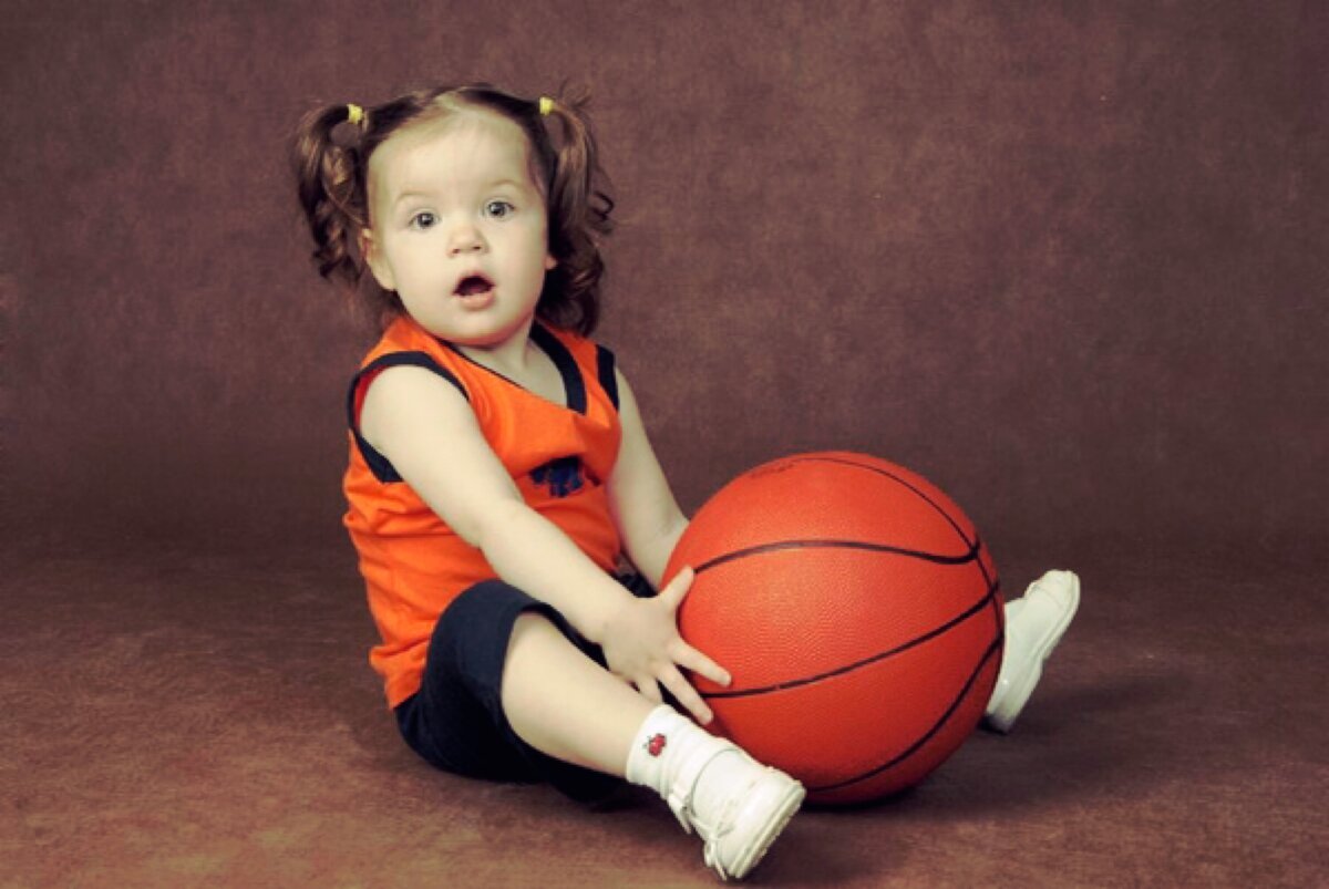 Спортивная девочка маленькая. Дети спортсмены. Девочка с мячиком. Мяч для детей. Спортивная фотосессия для детей.