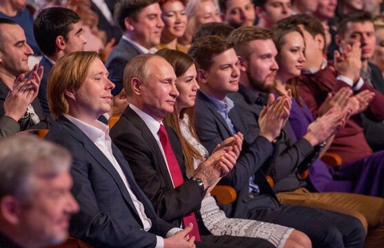 блондинка сидящая в первом ряду за жюри в квн. первые ряды квн. первые ряды квн. зрители квн на первом ряду. зрители в первом ряду.