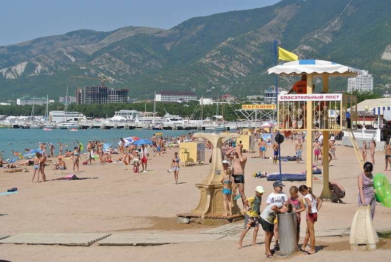     В районе Голубой бухты находятся санаторий, специализирующийся на лечении 
                                                                   дыхательных путей.