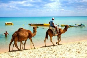 По моему мнению Тунис- дружелюбная страна, средиземное море и белоснежные пляжи,