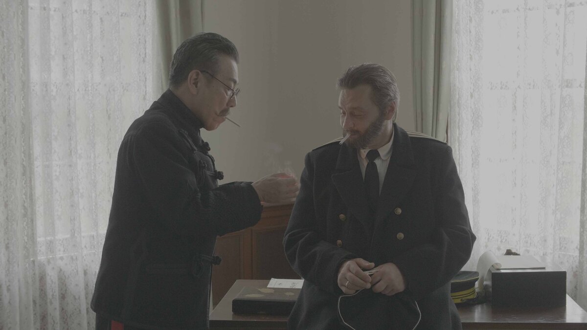 Кадр из фильма с актерами Александром Домогаровым и Иссэй Огата 
©︎ 2019 Продюсерский центр «В плену у сакуры»