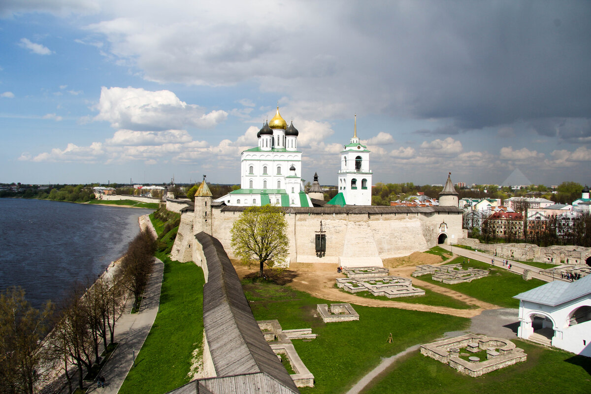 Псков сайт города. Псковский Кремль Псков. Псковский Кремль кром. Псковский кром Псков.