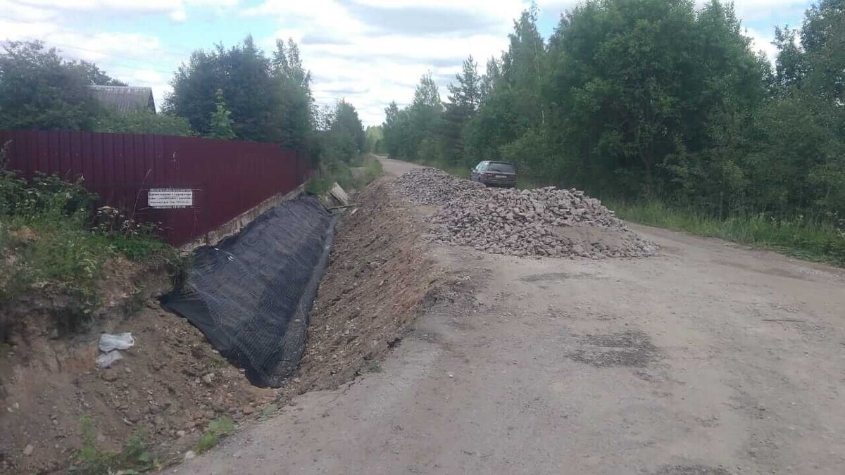 Уличный дренажный кювет.