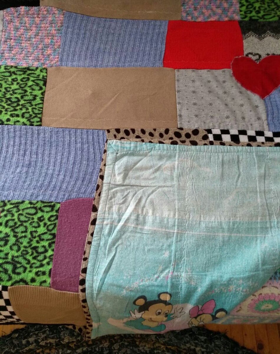 Кое-где пришила красные сердечки для красоты.