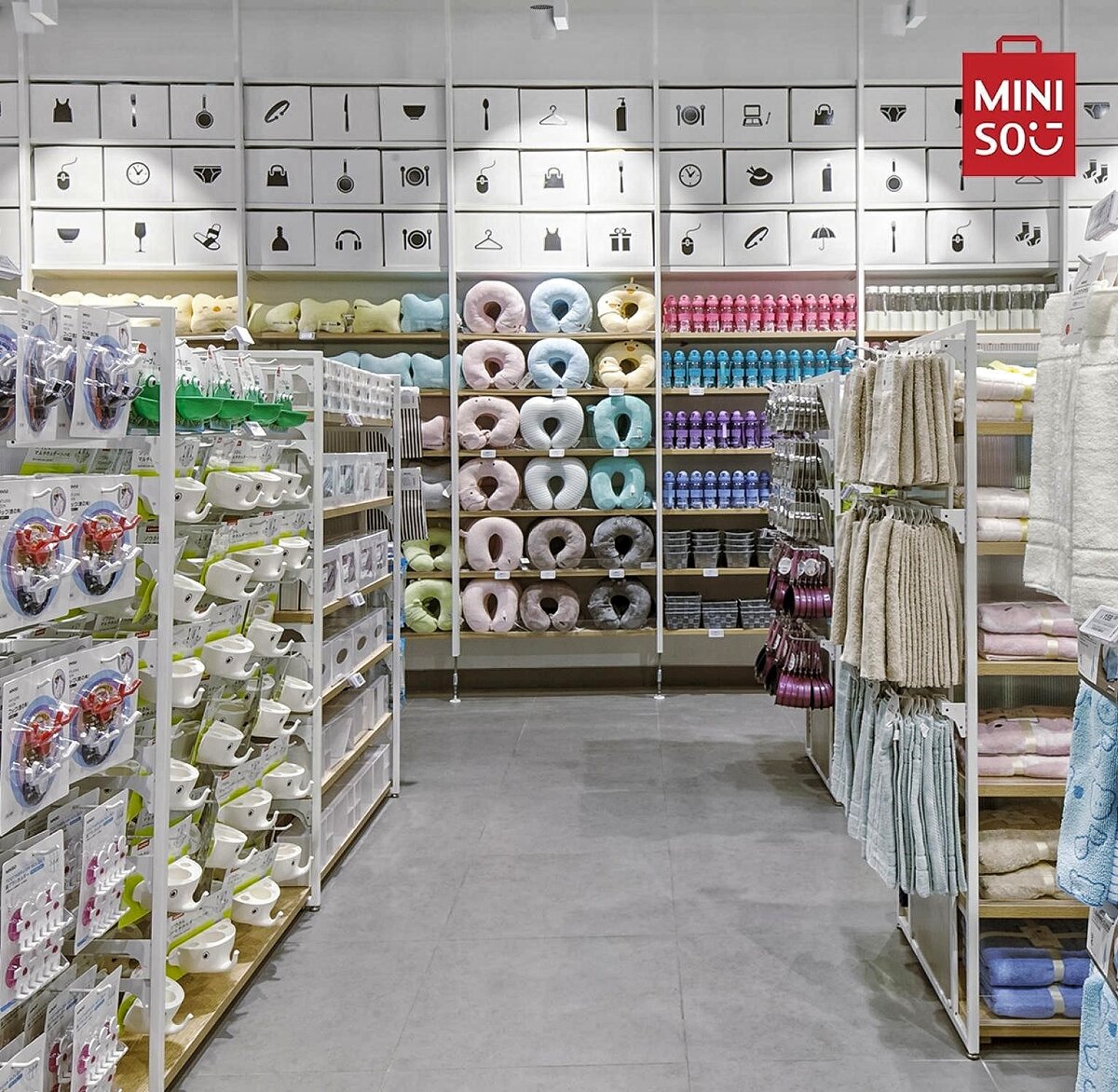 
Интерьер тоже имеет свою функцию: в магазинах Miniso все сделано для того, чтобы упростить выбор товара, а продавцы натренированы не мешать клиентам своей заносчивостью, а помогать лишь когда их спрашивают напрямую. По словам основателя Miniso, лучший сервис – это его отсутствие. 
