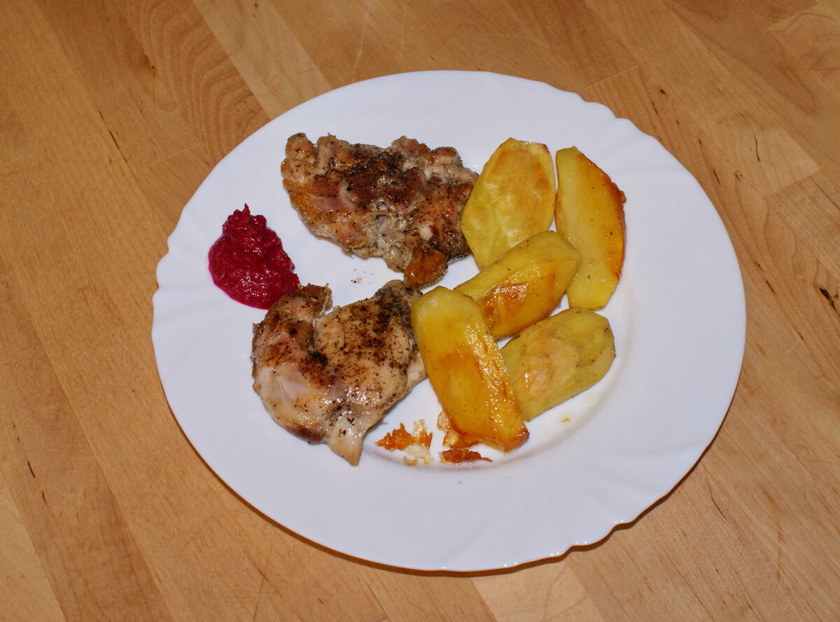 Филе куриного бедра и дольки картофеля, запечённые в духовке. Фото автора.