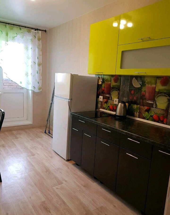 Кухонный гарнитур, недорогой практичный вариант с фасадами из МДФ.  Духовка не нужна, только варочная панель. Достаточно места на рабочей поверхности и шкафчиков для хранения.