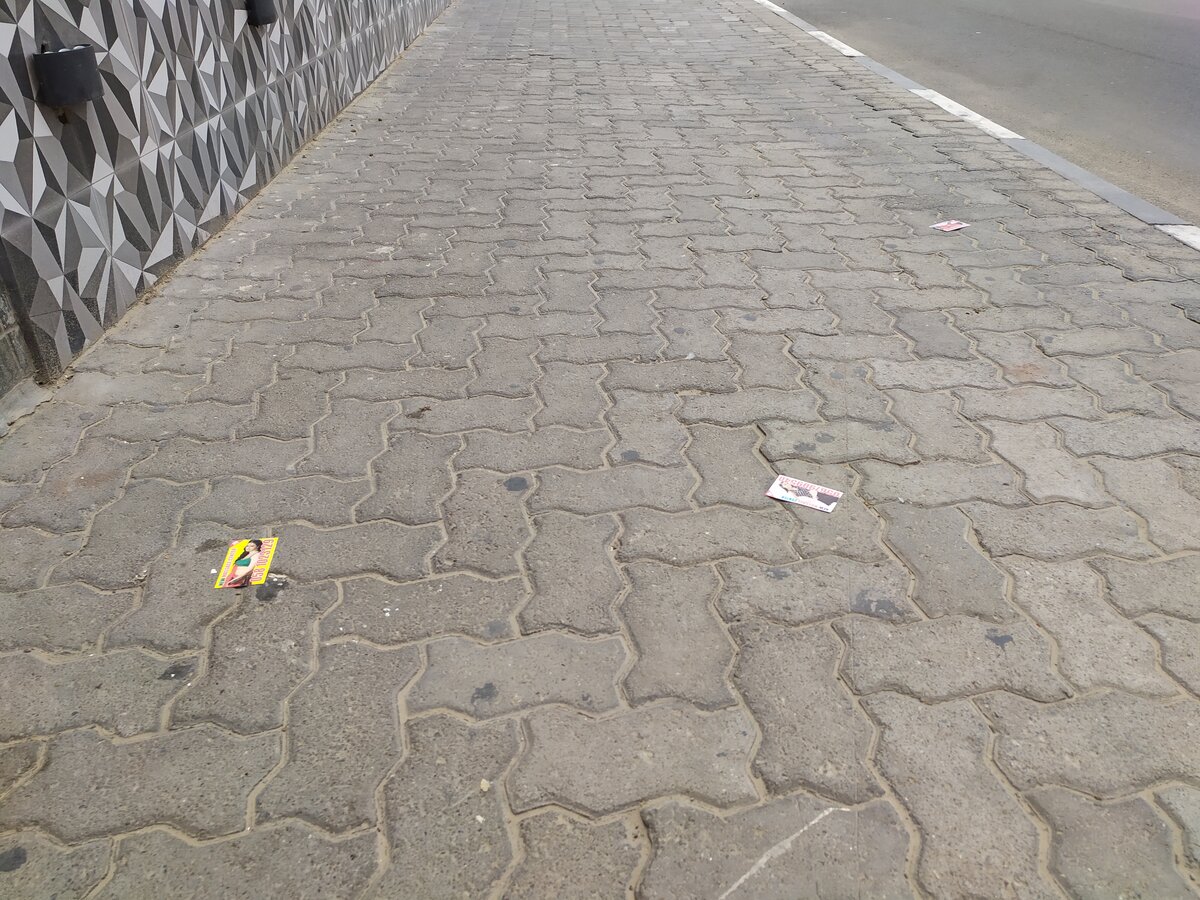 Визитки массажных центров, раскиданные по дороге