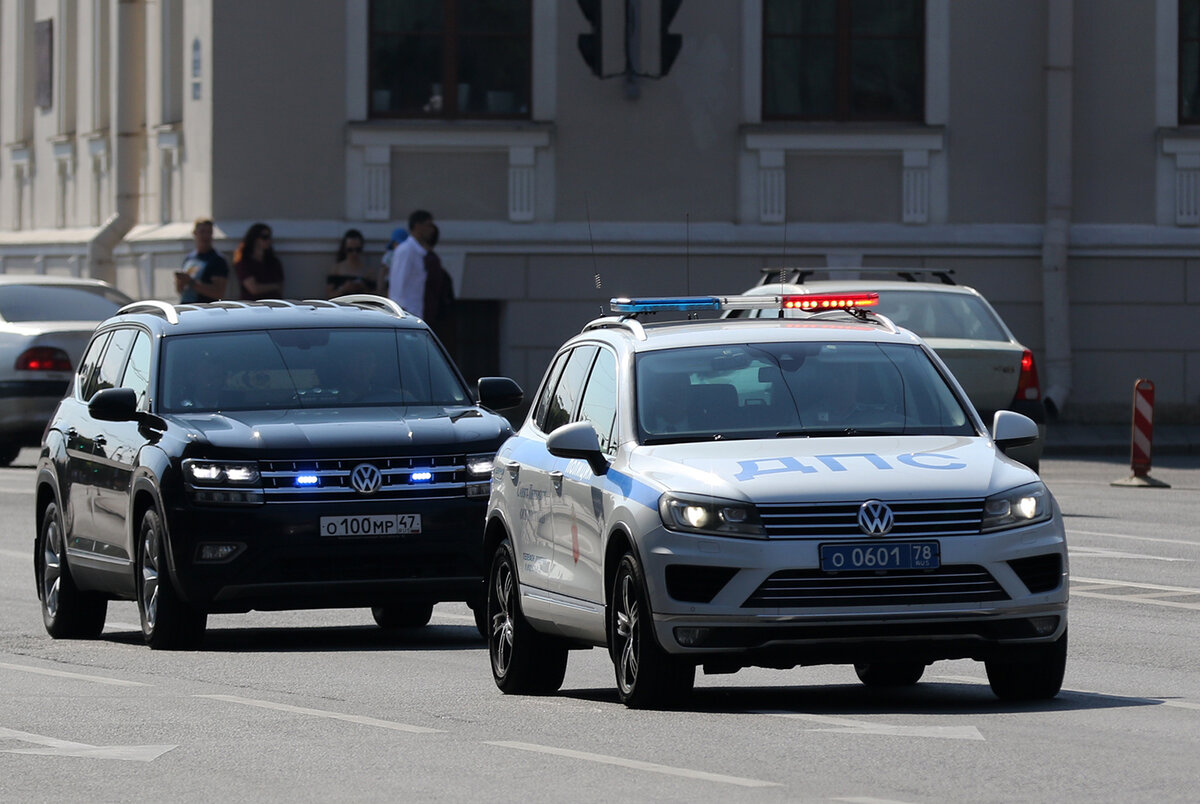 прогуливаясь по центру Санкт-Петербурга, встретил кортеж губернатора области