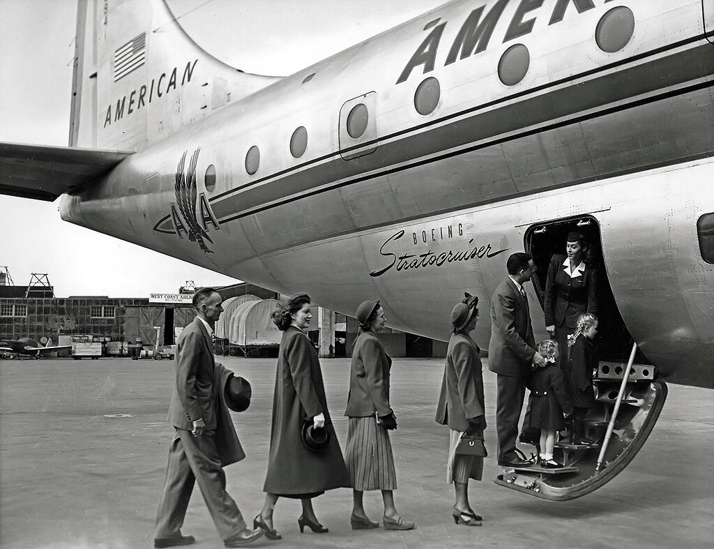 Посадка в самолет ничем не отличается от посадки в автобус. Никаких досмотров и контроля безопасности. К трапу можно подъехать прямо на такси.
