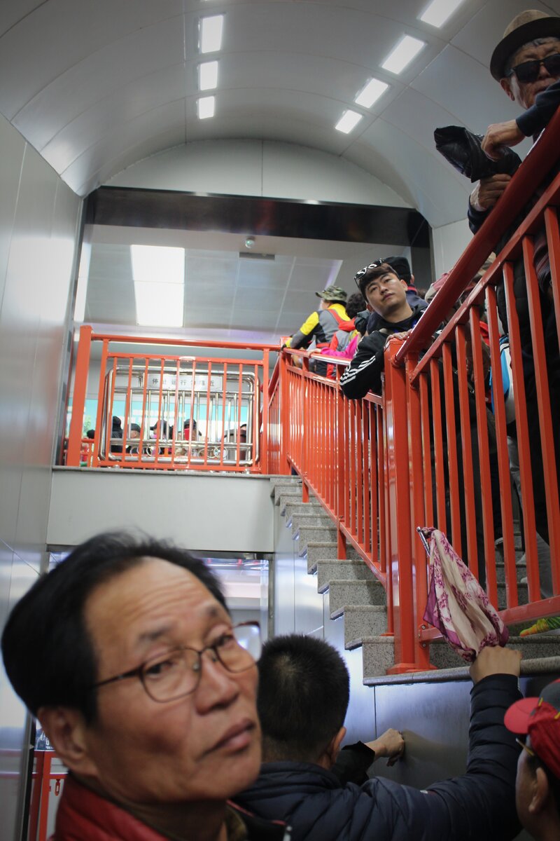 По соседству дзен. Первый лифт в Мьянме. Двойной лифт в первые открыли.