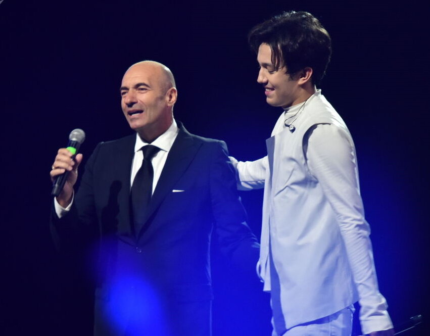 Димаш, Киркоров и Крутой поужинали вместе и спели песню,Музыканты исполнили под аккомпанемент Крутого известную песню Киркорова «Жестокая любовь». Игорь Крутой поделился с поклонниками новым видео, где он, Димаш Кудайберген и Филипп Киркоров вместе исполняют песню «Жестокая любовь». 