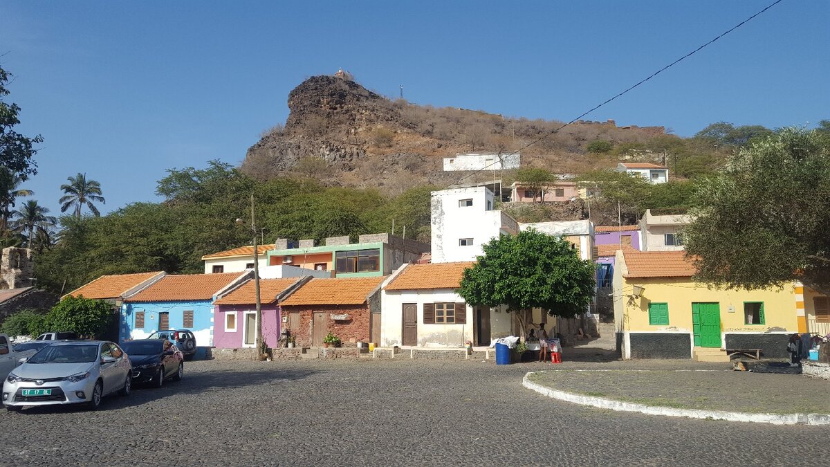 Вот на это побережье в XV веке высадились португальские мореплаватели - Ribeira Grande de Santiago. Сейчас это место носит название Старого города и является одной из главных достопримечательностей острова Сантьягу. Если присмотреться, можно увидеть высоко на горе крепость Св. Филиппа - наследие ЮНЕСКО, она открыта для посещений