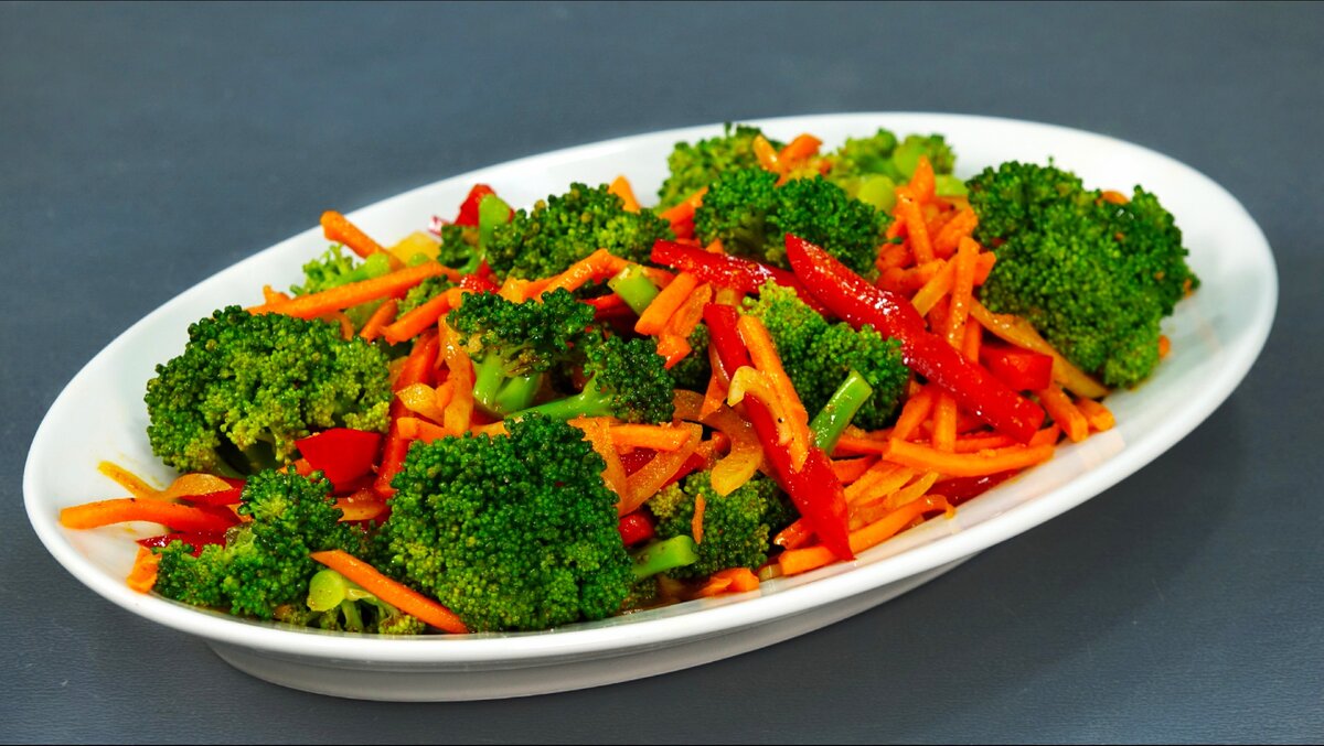 Лёгкий, полезный и очень вкусный овощной салат: если доживёт до завтра, станет ещё вкуснее