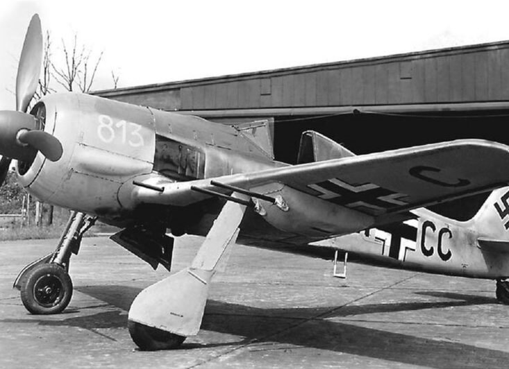 немецкий истребитель-штурмовик Fw-190, под крылом - спаренная авиапушка MG-151/20