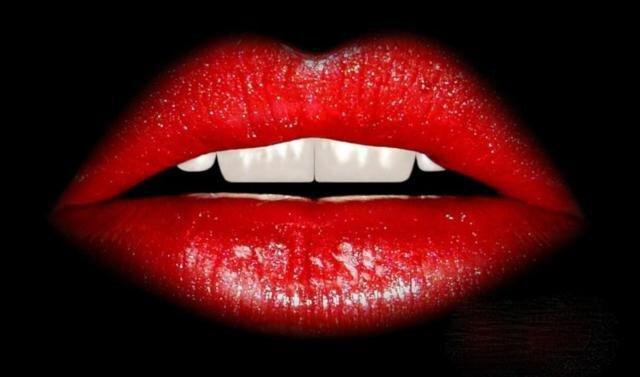 Ярко-красная помада - один из способов привлечь внимание неговорящего ребёнка