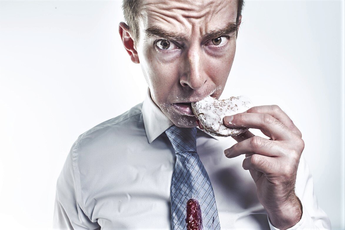 Ни в коем случае не ешьте сладкое, когда вы голодны! Вряд ли дело ограничится одной печенькой... А большая доза простых сахаров не порадует ваш желудок.