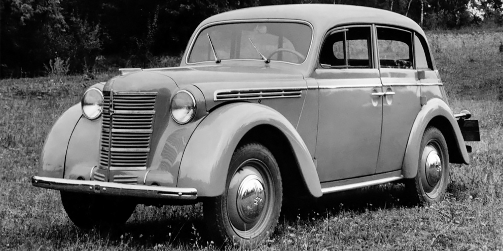  
Москвич-400 стал первым советским легковым автомобилем индивидуального пользования. Это, по сути, копия довоенного Opel Kadett K38, который советские специалисты получили в Германии по репарациям. Другое дело, что в Германии почти не сохранилось ни оборудования для производства, ни документации. Все это советским специалистам пришлось создавать заново по имеющимся образцам модели, причем часть работы выполняли в Германии. Выпуск наладили уже в 1946 г. даже без государственных приемочных испытаний. Официальный сертификат машина получила только в 1949 году.