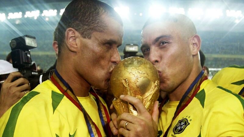 Ривалдо и Роналдо празднуют пятое чемпионство сборной Бразилии на ЧМ-2002, фото: skysports.com