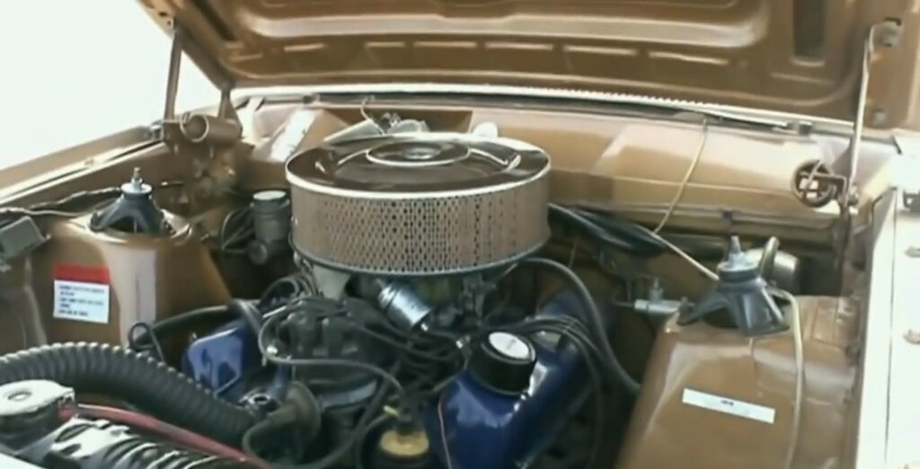 Под капотом автомобиля Ford Falcon 1973 