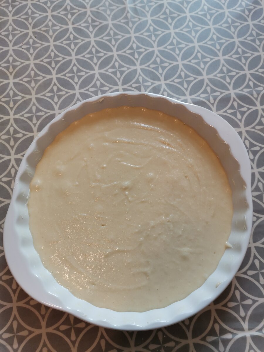 Равномерно распределяем смесь по форме