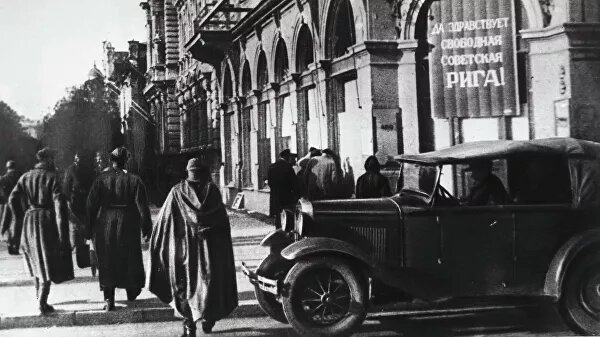  © Sputnik   Сергей Мелконов  произошло то, чего в течение двадцати лет не могли добиться антифашисты, дипломаты и все прочие. Чего не сумели они, удалось коронавирусу: в столице Латвии Риге из-за чрезвычайного положения впервые за десятилетия не состоялся традиционный "парад эсэсовцев".Этот парад за годы проведения стал:1) частью местной идентичности (если в 90-х маршировали сами экс-участники Латышского легиона Waffen SS, то сейчас — активисты национально-патриотических партий);2) любимым местным событием российских государственных СМИ (оно год за годом наглядно подтверждает тезис "в Прибалтике чествуют нацистов", что дает возможность риторически пожаловаться в никуда на прибалтийскую русофобию);3) неприятной неизбежностью для эмигрантов из России (бывшие московские VIP-ы, осыпающиеся в ходе непрерывного российского элитопада, довольно плотно оседают в бывшей союзной здравнице Юрмале. Оттуда они вот уже десять лет подписывают петиции "Путин должен уйти" и борются за права россиян под гнетом Путина. В дни парада латышских эсэсовцев они смущенно молчат, потому что если вякать против радушных хозяев, то можно и вид на жительство на стол положить).13 октября 2019, 10:00Лишь бы будущее было счастливее. История оккупации и освобождения РигиПовторим: в этом году марша не было, но это, конечно, просто форс-мажор. В следующем году непременно будет.И вот что тут стоит вспомнить.