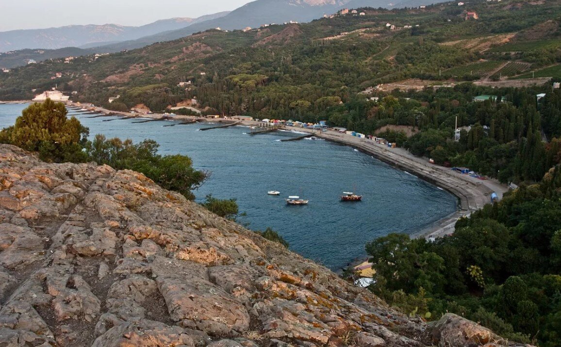 Мыс Плака Крым Алушта. Мыс Плака и поселок Утес. Мыс Утес Алушта. Гора Утес Крым.