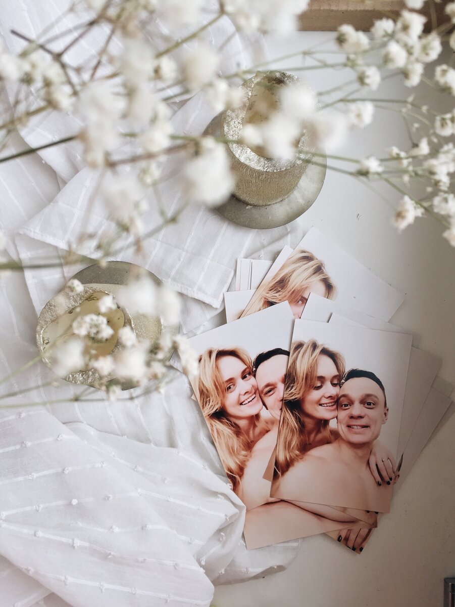 На фото базовые шторы IKEA, фактура ткани даёт глубину и объём снимку. 