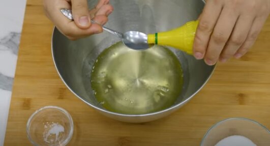 Яйца взбиваем до полного растворения сахара, примерно 5-6 минут.