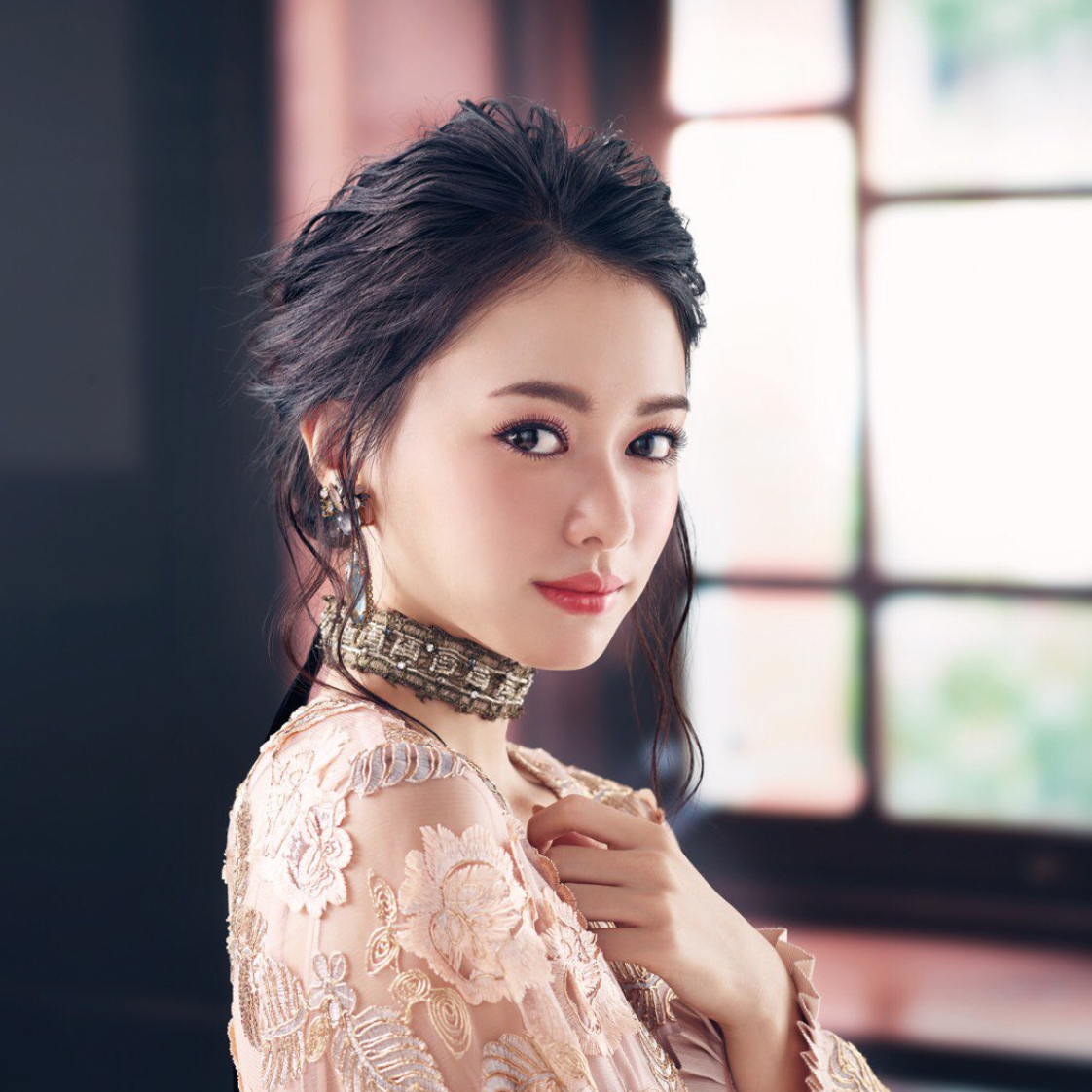 Японская модель и актриса Ямамото Майка. Снималась в таких фильмах как «Дневной звездопад» и «Даже если я несовершеннолетняя, я не ребенок». В инстаграме у девушки более миллиона подписчиков. В 2019 году стала самым красивым лицом Японии по мнению издания TC Candler.