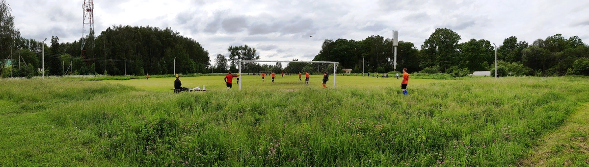 Панорамный вид на футбольное поле в п. Мордвес.