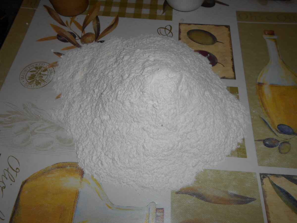 Берем около 1 кг муки