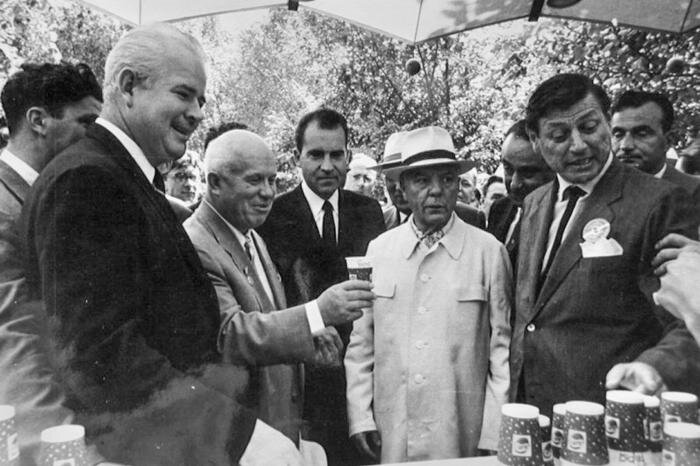 Н.С. Хрущёв попробовал "Пепси-колу" во время визита в США в 1959 году