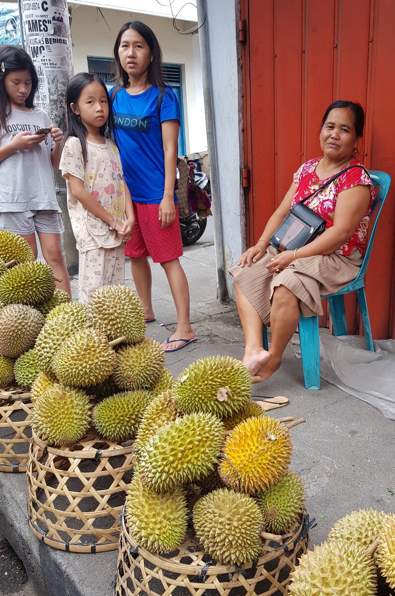 Продавщица дуриана с детьми. 