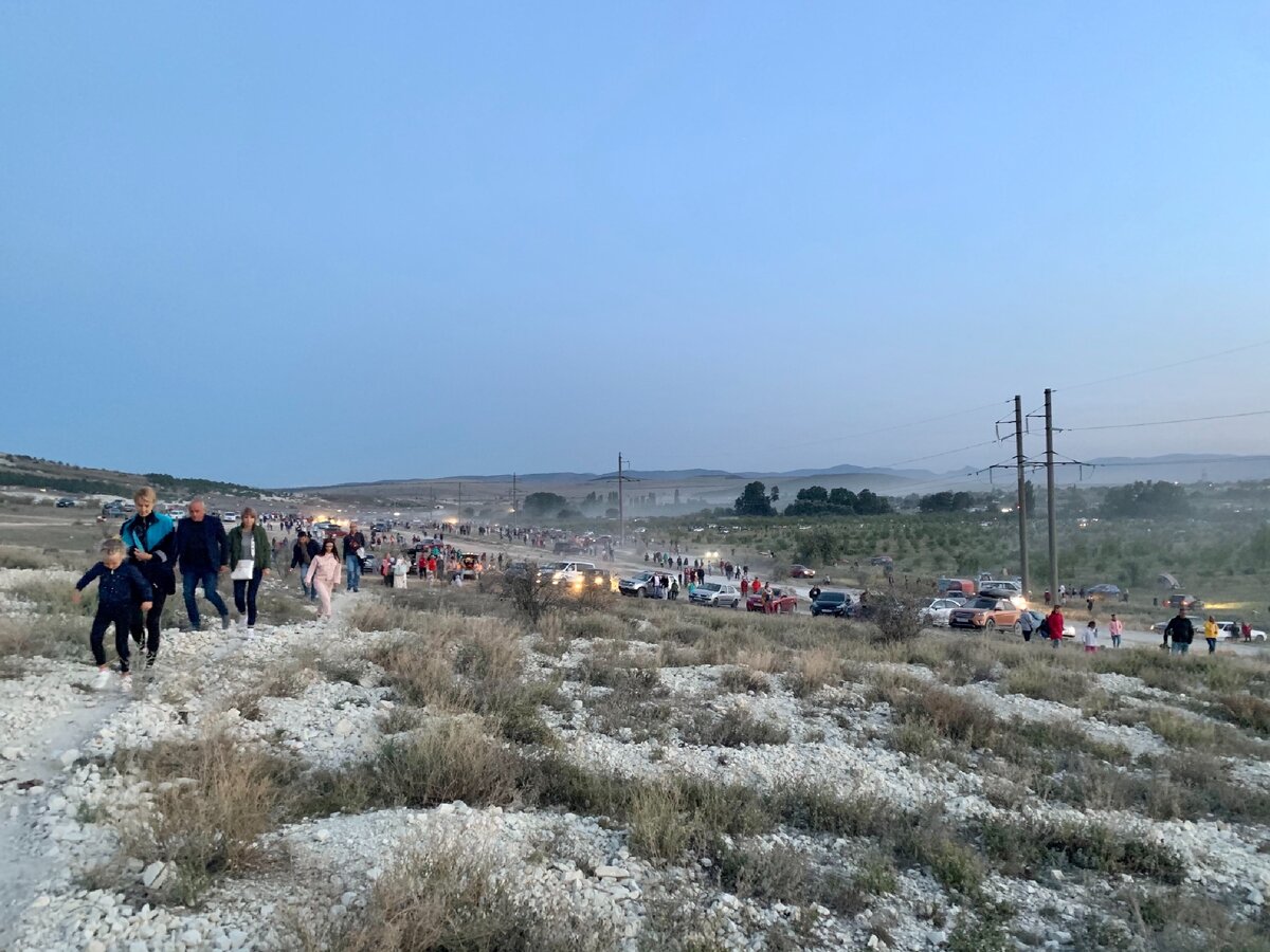 Людей было очень много,даже были пробки авто