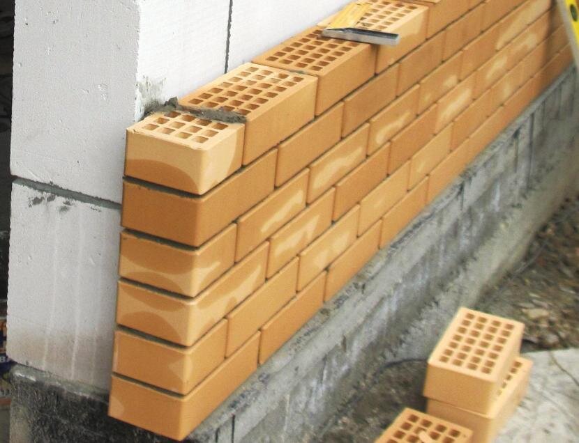 Вариант облицовки кирпичом газобетонного сооружения