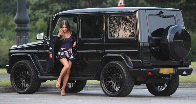 Оля выскочила из машины и поехала с Антоном.