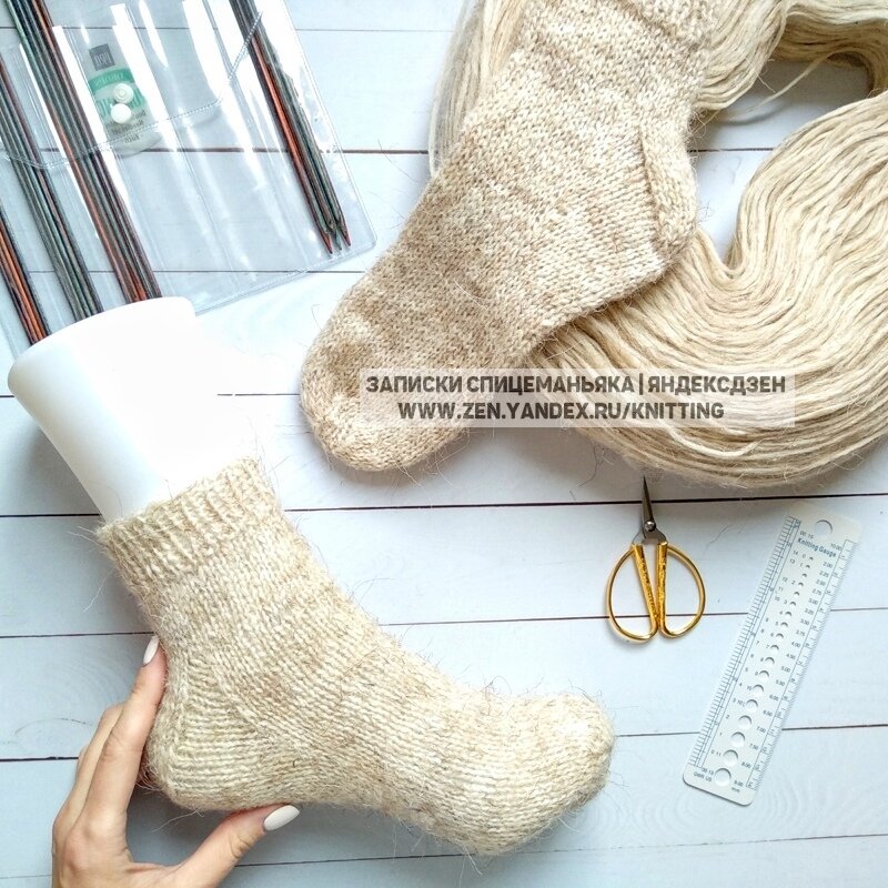 Носки из ровницы от Рассказово, после стирки. Вот сколько ушло от центра в 1 нить на пару (40 размер), спицы 3,5мм. Листайте дальше