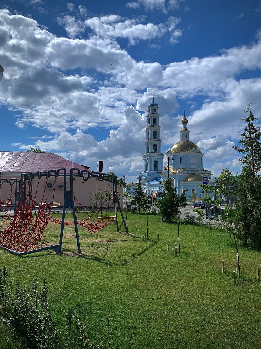 Лужайка в центре города