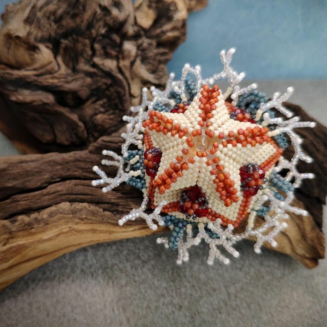 Пример продающего фото. Брошь от fancy_beadwork