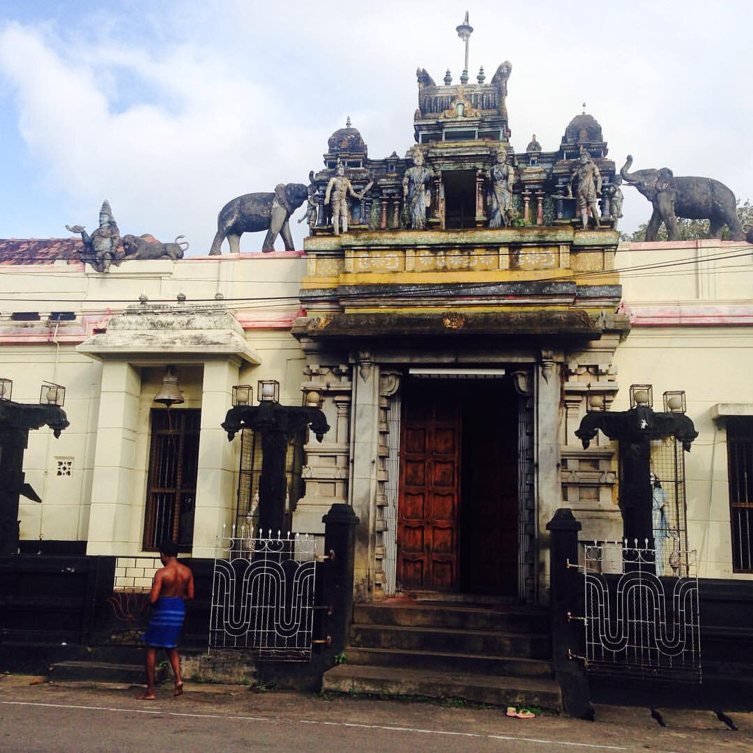 Какой-то местный храм на Шри-Ланке (фото автора)