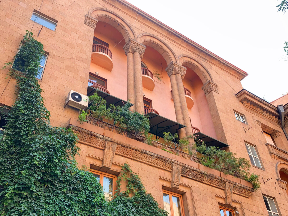 Ереванский туф имеет богатую палитру: от нежно-кораллового до оранжево-коричневого