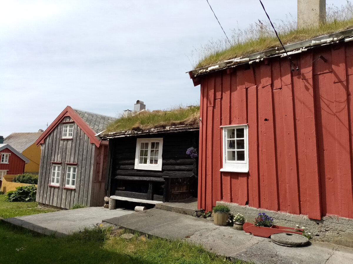 Старинные домики на острове Грип