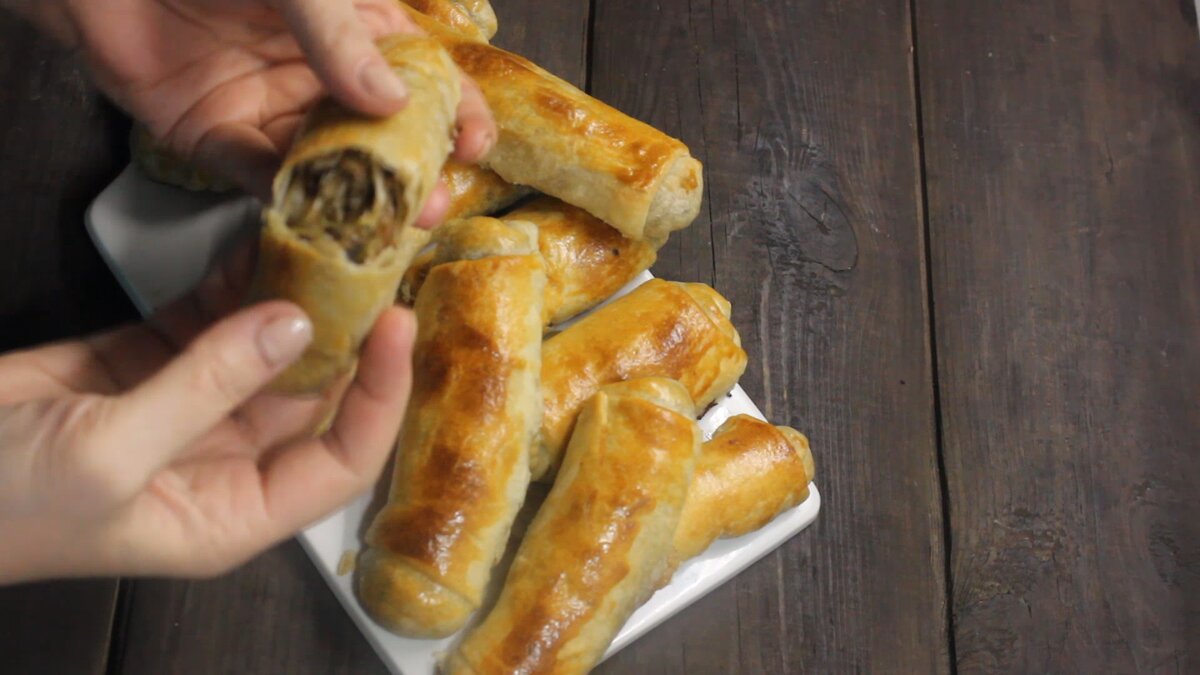 Приготовим тесто. мука 2 стакана+ масло растительное- 0. 5 стакана. вода тёплая - 0. 5 стакана. соль  1 ч. л всё перемешиваем и пусть постоит 15 минут 