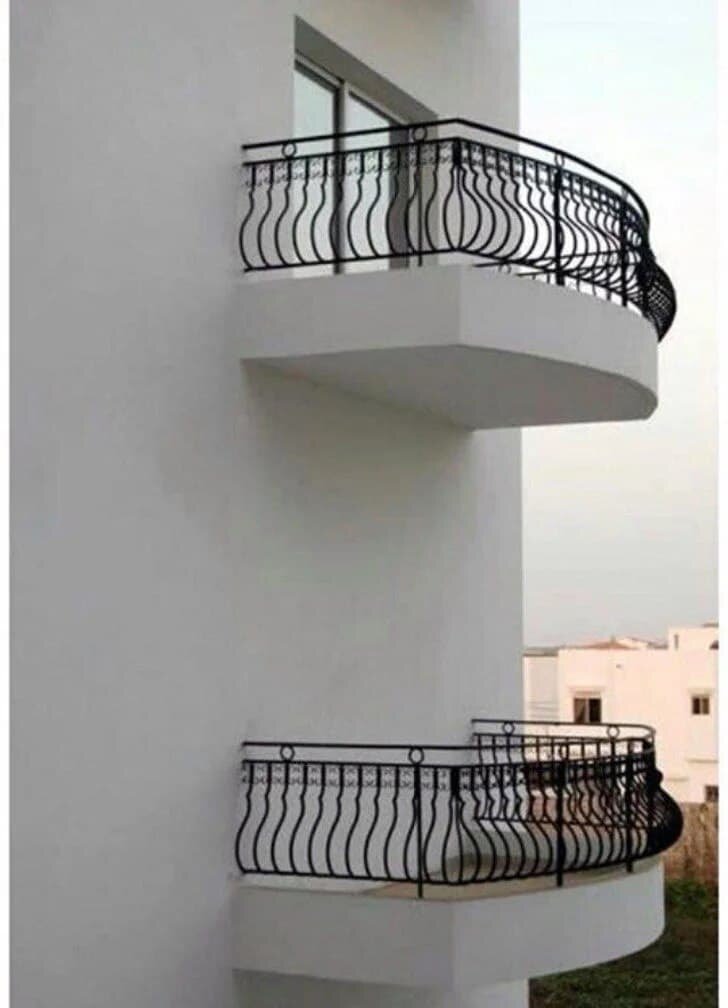 Это было сделано для того чтобы не продувало квартиру сверху, я считаю умное решение проблемы (но это не точно)