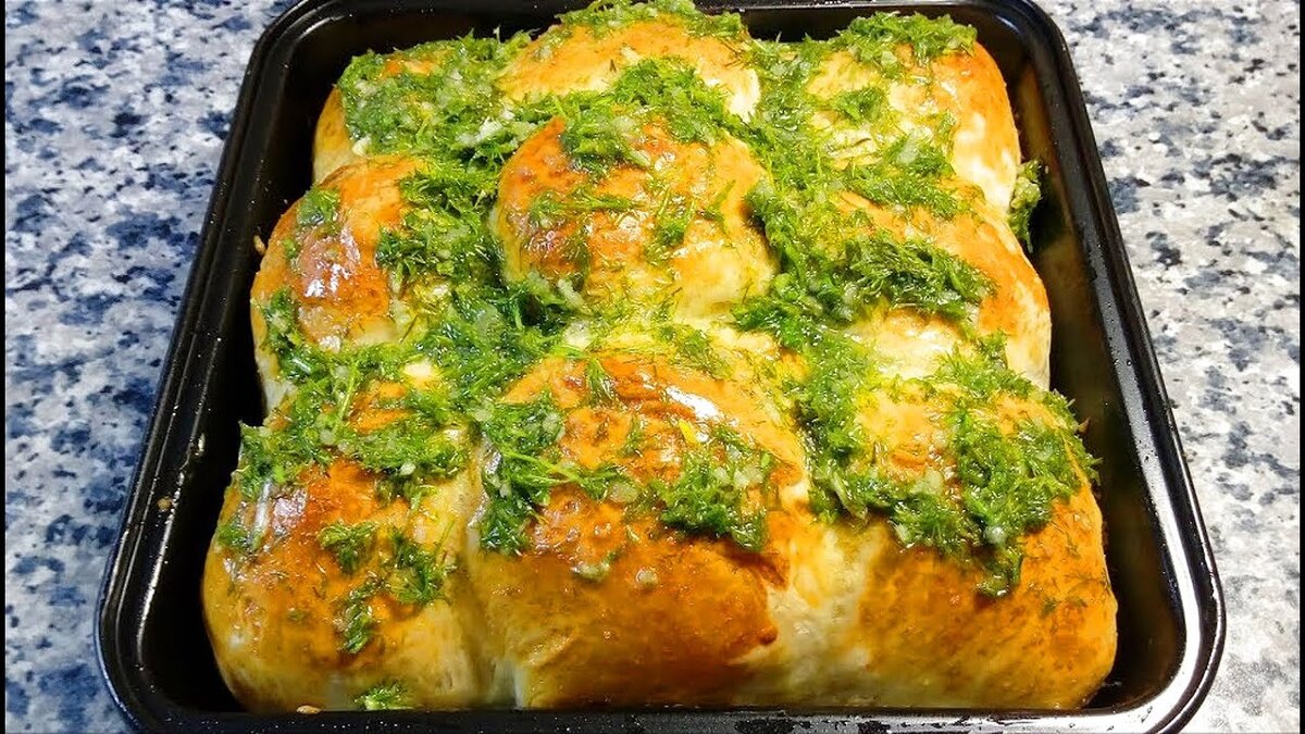 Ароматные булочки с зеленью и чесноком отлично подойдут к борщу, рассольнику и блюдам из мяса. Мягкие и пышные с пикантным ароматом чеснока не оставят Вас равнодушным. 
Тесто:
мука пшеничная - 600 гр.
дрожжи сухие - 6 гр.
сахар - 1 ст. л.
соль - 1 ч. л.
вода (теплая) - 220 мл.
Начинка:
укроп - 0.5 пучка
чеснок - 2 зубчика
масло сливочное - 50 гр.
соль - щепотка
Замешиваем тесто, оставляем на 1.5-2 часа. Укроп мелко порезать, выдавить чеснок, добавить масло и соль. Хорошо перемешать. Из подошедшего теста сформировать шарики. Оставить на расстойку 30 минут. Затем смазать желтком и отправить в разогретую до 200 градусов духовку на 20-25 минут. Сразу после выпечки смазать их чесночно-укропным маслом. 